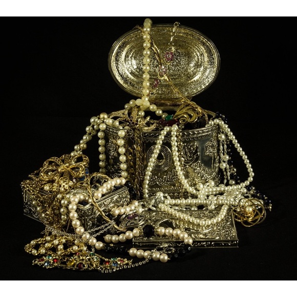 Pirates Mystery Booty Box - Picture 2 of 2